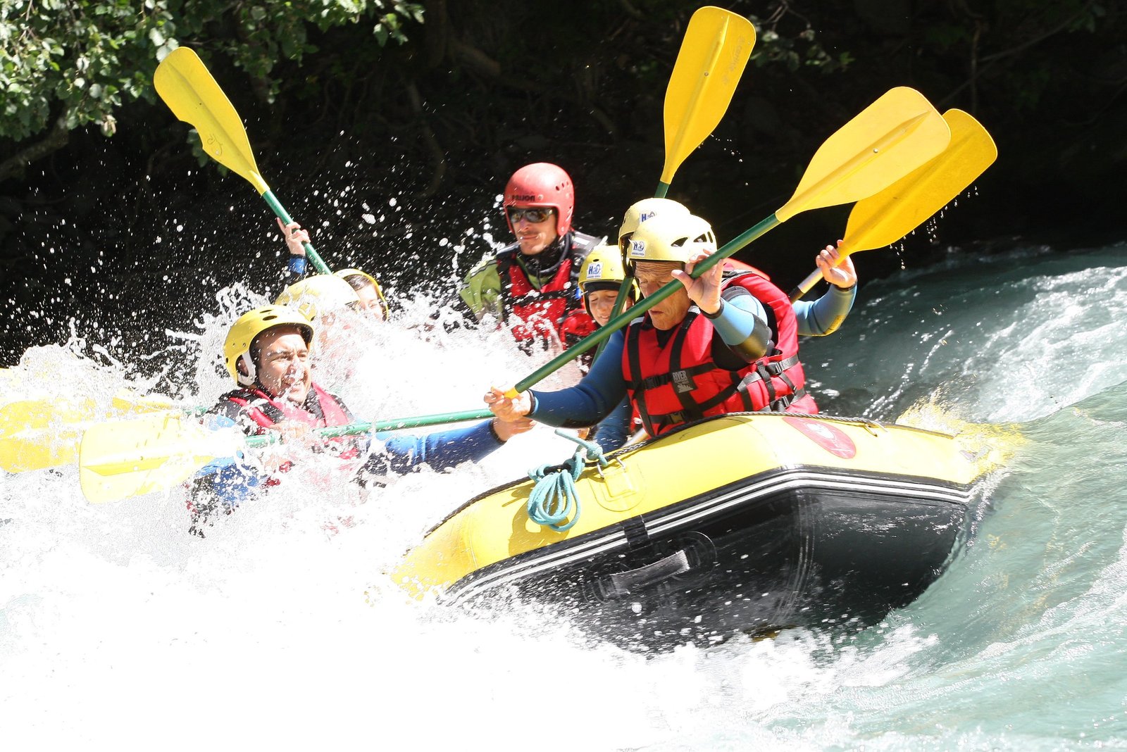 Raft en action dans un virage des rapides de l'Ubaye à Méolans-Revel